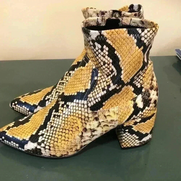Aldo snakeskin boots with side zipper. - Picture 2 of 9